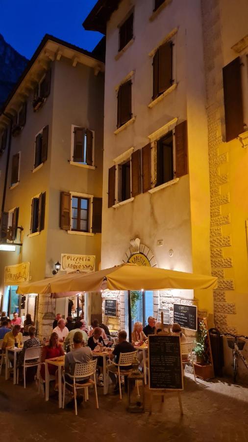 Appartamento Sunrise - Centro Storico N1 ริวาเดลการ์ดา ภายนอก รูปภาพ